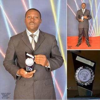 Hilaire Mbakop recevant le prix Adler Entrepreneurship Award 2014